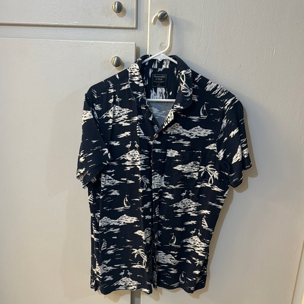 Abercrombie & Fitch Casual Black and White Button Down Shirt
